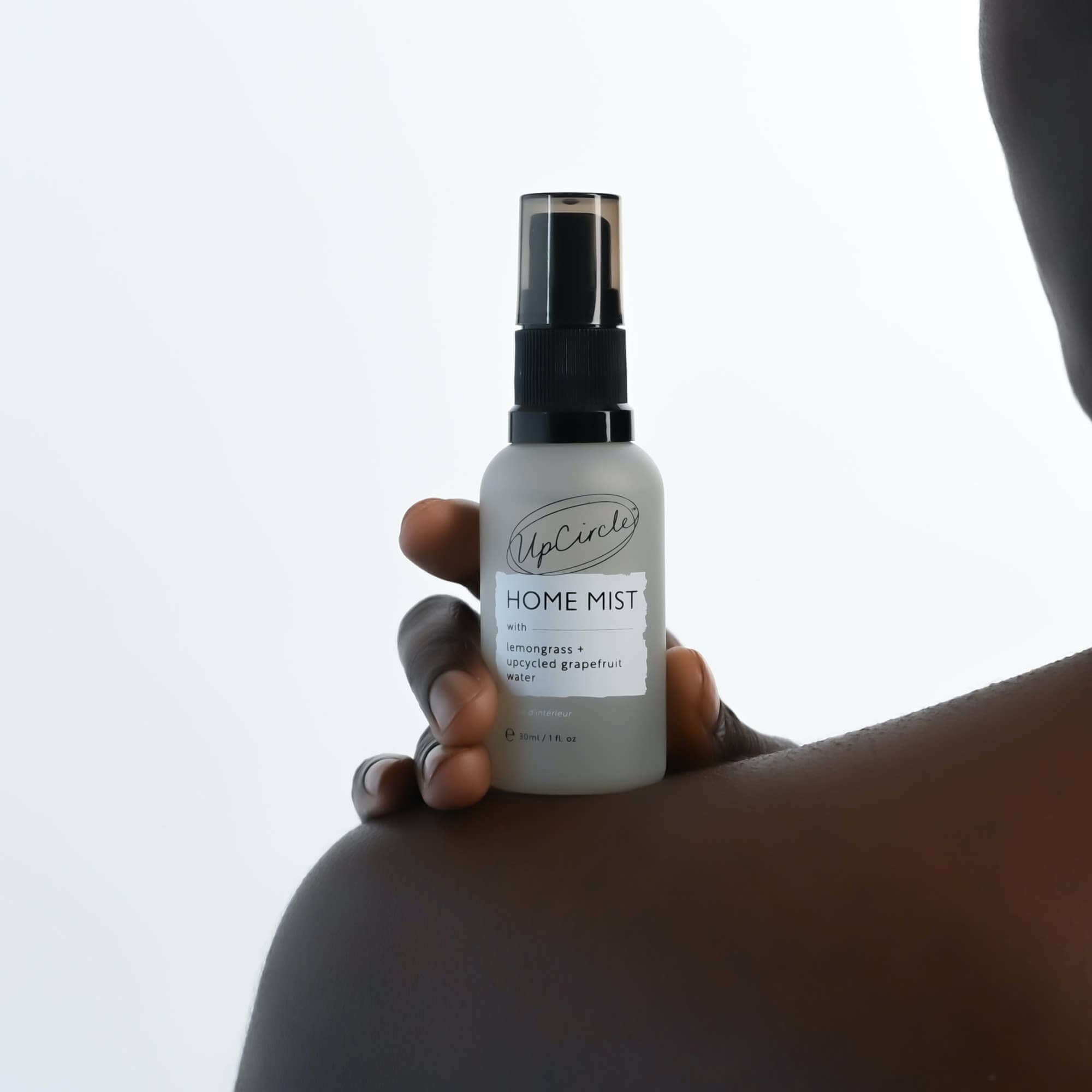 Raum Spray mit Zitronengras und recyceltem Grapefruitwasser | ELARIA Botanicals