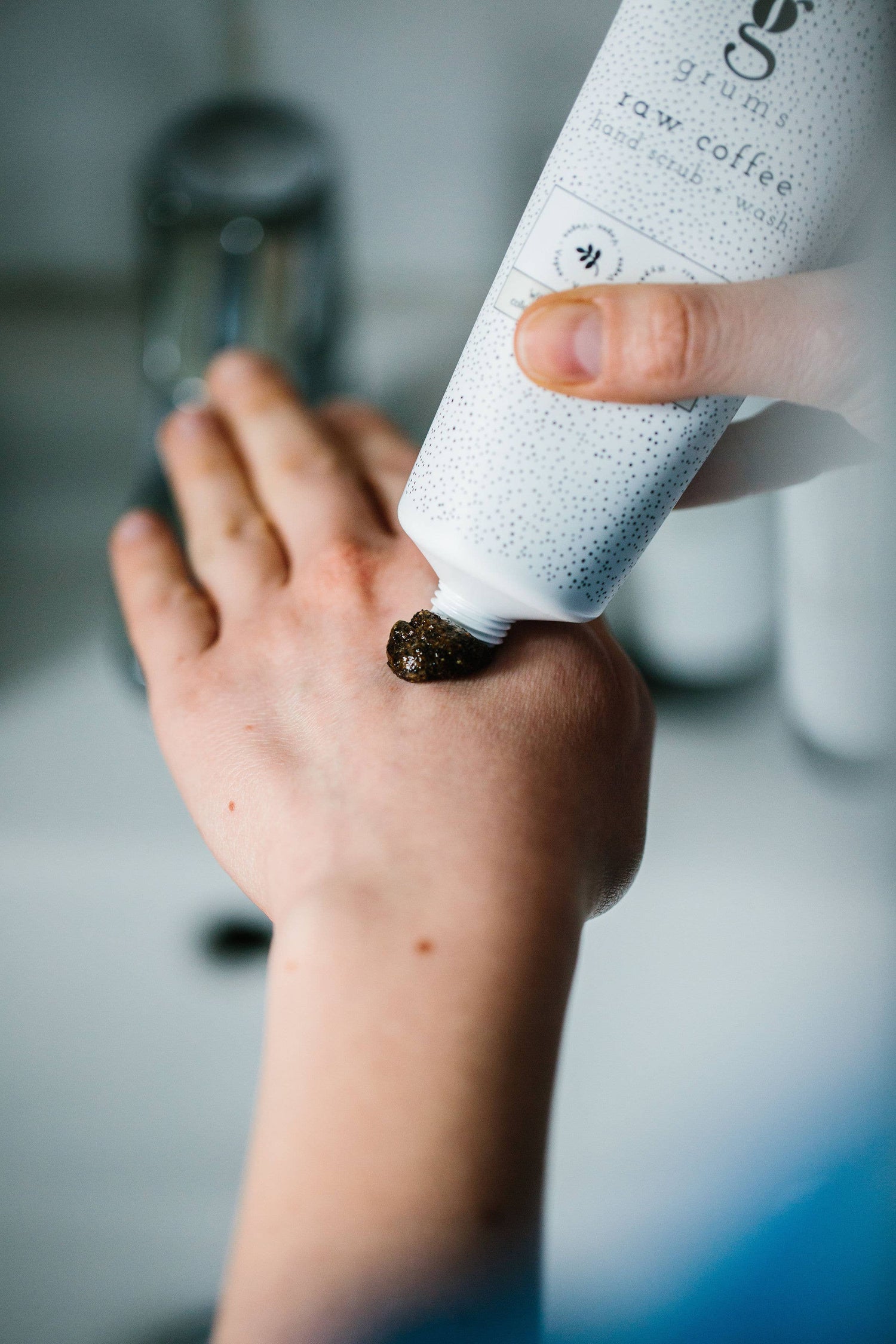 Handpeeling mit Rohkaffee | ELARIA Botanicals