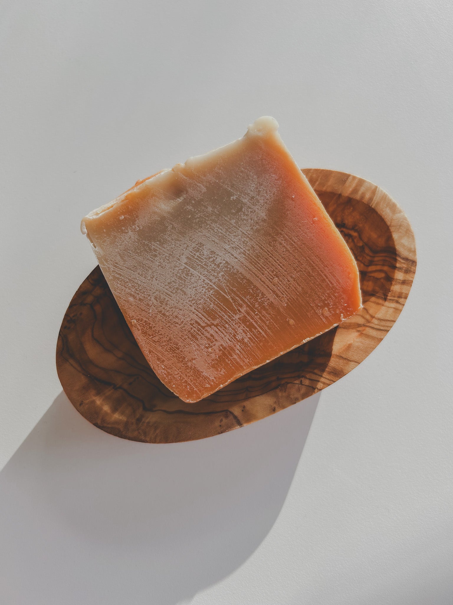 Flache Seifenschale aus Olivenholz