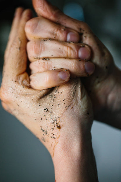 Handpeeling mit Rohkaffee | ELARIA Botanicals