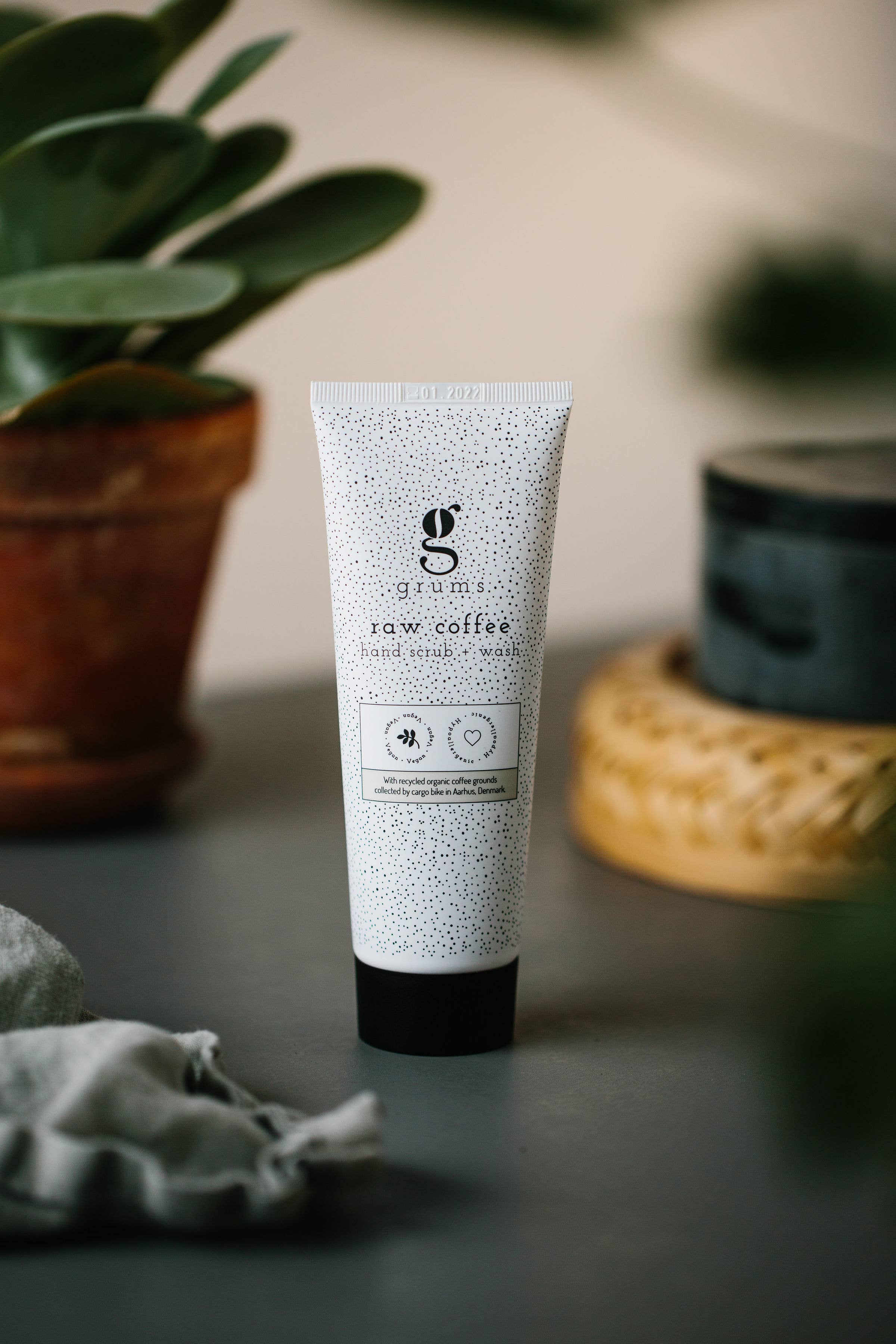 Handpeeling mit Rohkaffee | ELARIA Botanicals